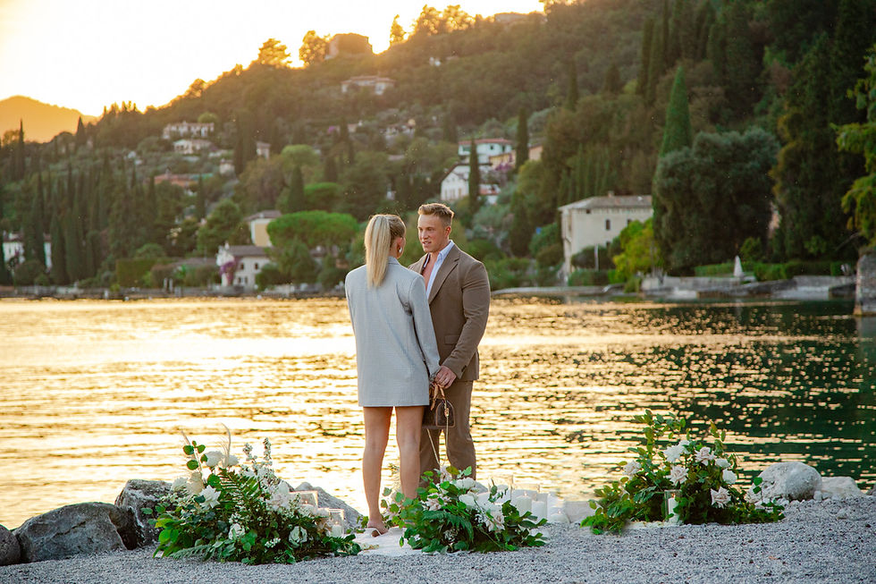 Paar nach dem Heiratsantrag am Gardasee
