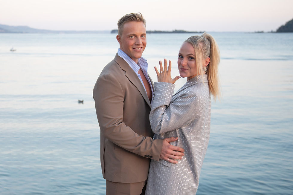 Paar nach dem Heiratsantrag am Gardasee