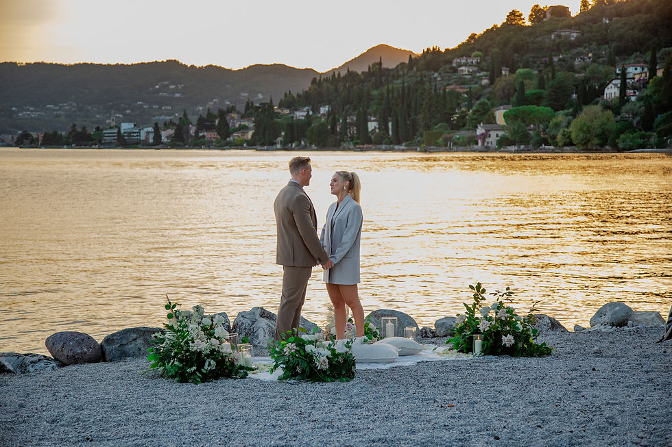 Heiratsantrag am Seeufer in Salò am Gardasee