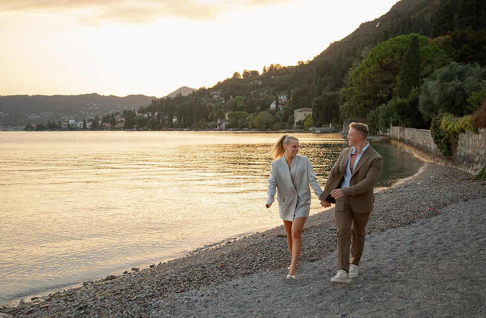 Romantischer Heiratsantrag am Gardasee bei Sonnenuntergang