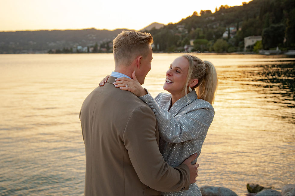 Heiratsantrag mit romantischer Blumendekoration am Gardasee