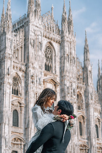 couple hug in front of the milan duomo