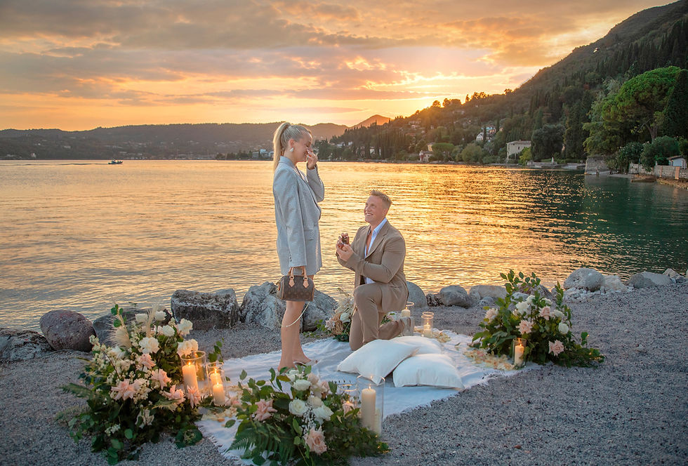 Überraschungsantrag am Gardasee bei Sonnenuntergang