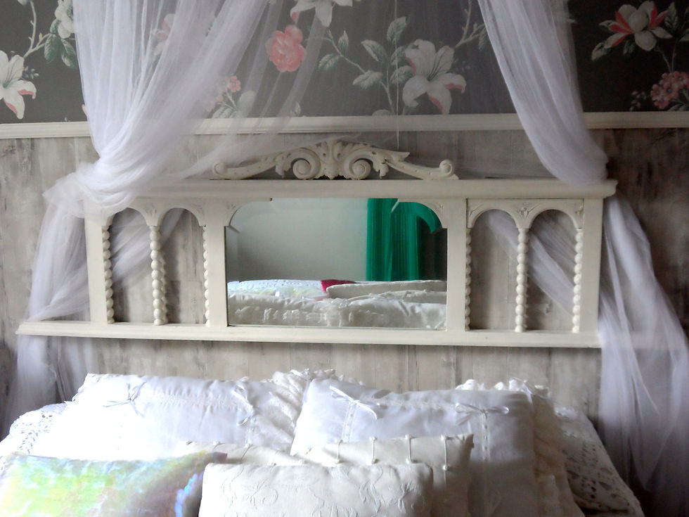 Miniatura: Cabecero de madera con espejo restaurado en blanco