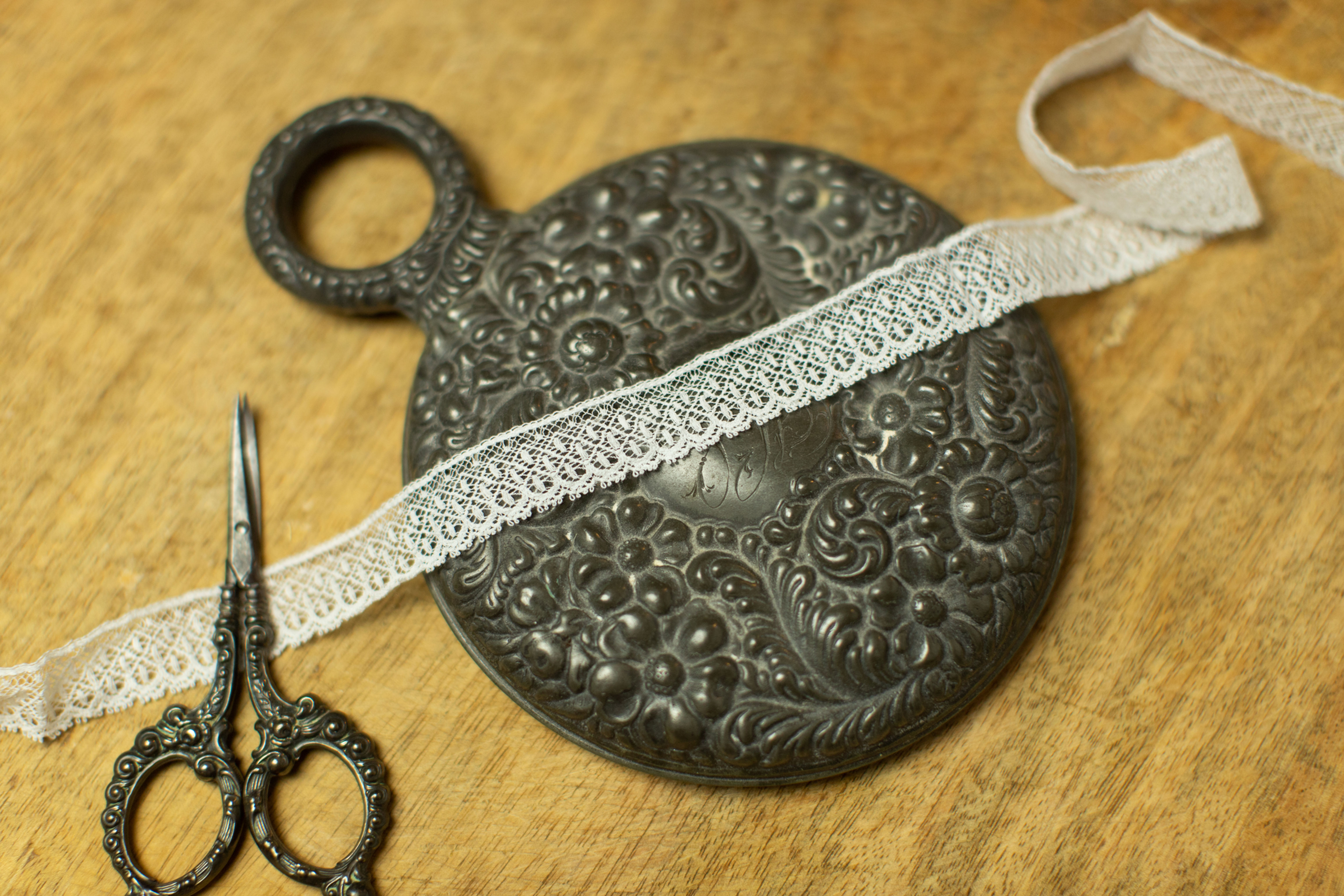 French Val Edging 4031 (/12 inch wide)