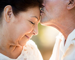 Pareja madura que muestran el afecto