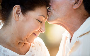 Pareja madura que muestran el afecto
