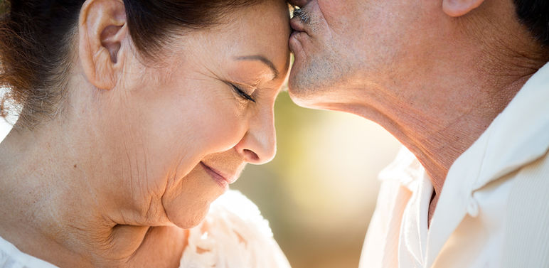 Pareja madura que muestran el afecto