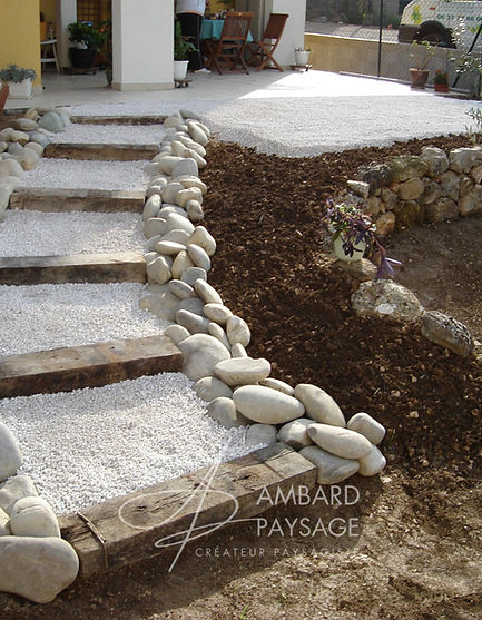 Création d'un petit jardin avec dénivelé avec mur en pierres sèches