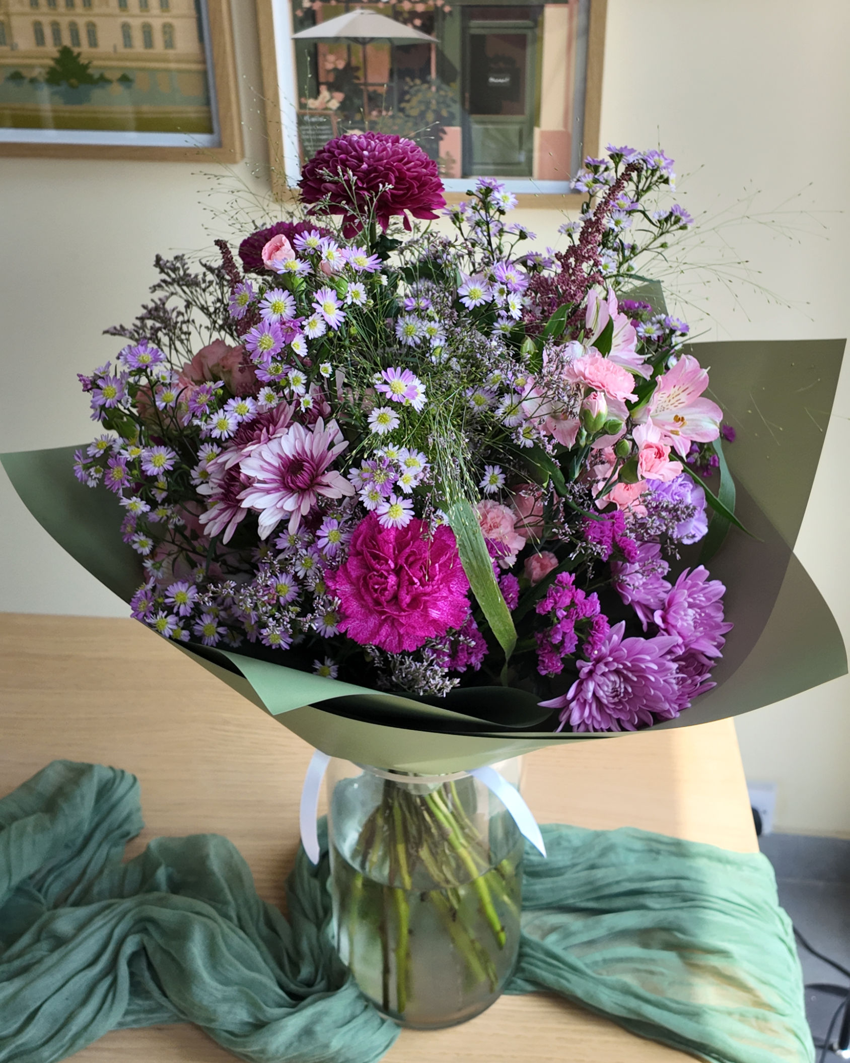 Mia : Bouquet of fresh, shades of pink and purple (Medium size)