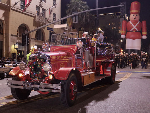 Hollywood Christmas Parade 2019: Mario Lopez, Dionne Warwick, Shawn Wayans, Bret Michaels + more