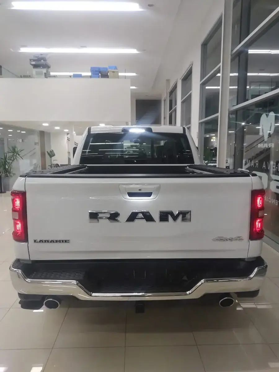 Miniatura: RAM 1500 LARAMIE 4x4 AT8
