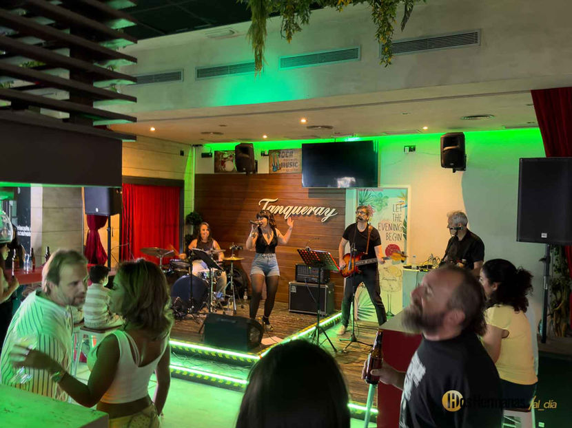 Sandi and the Shoes en el Astoria