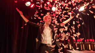 Final d'un tour de magie, explosion de confettis 