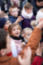 Enfants au regard émerveillé lors d'un spectacle de magie à Marseille