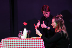 Spectatrice choisissant le repas lors d'un spectacle de magie