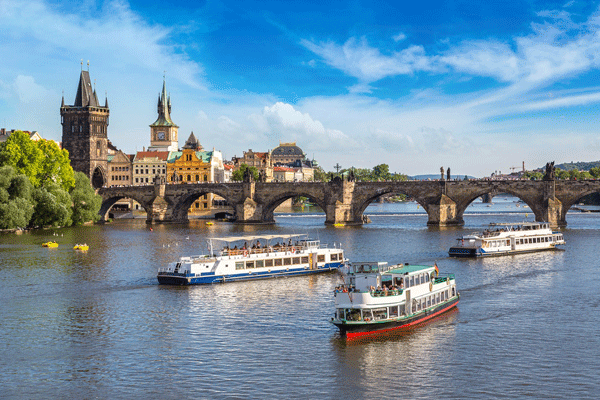 Hoạt động du thuyền trên sông ở Praha ( Czech )