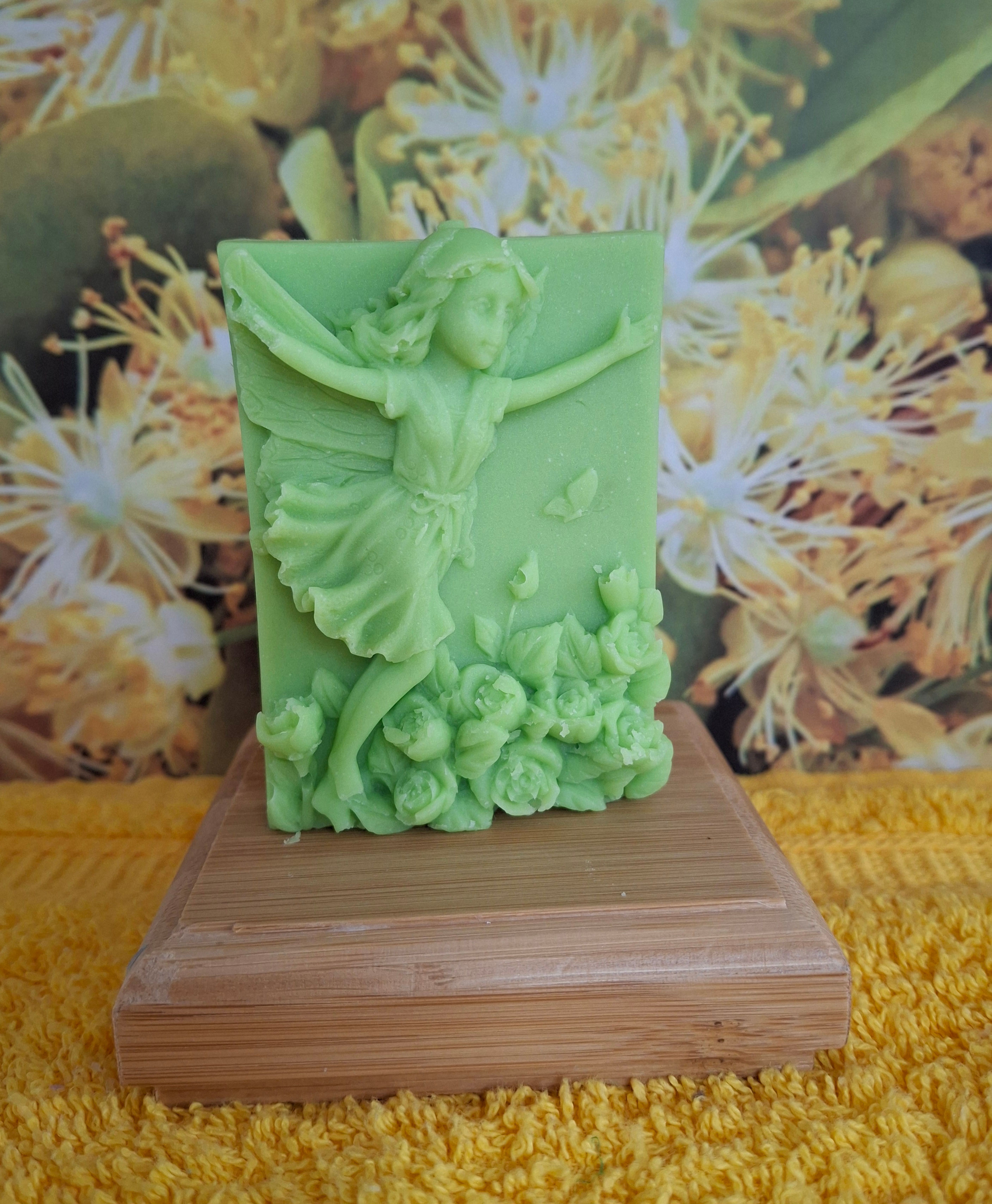 Lindgrün Fee schwebend