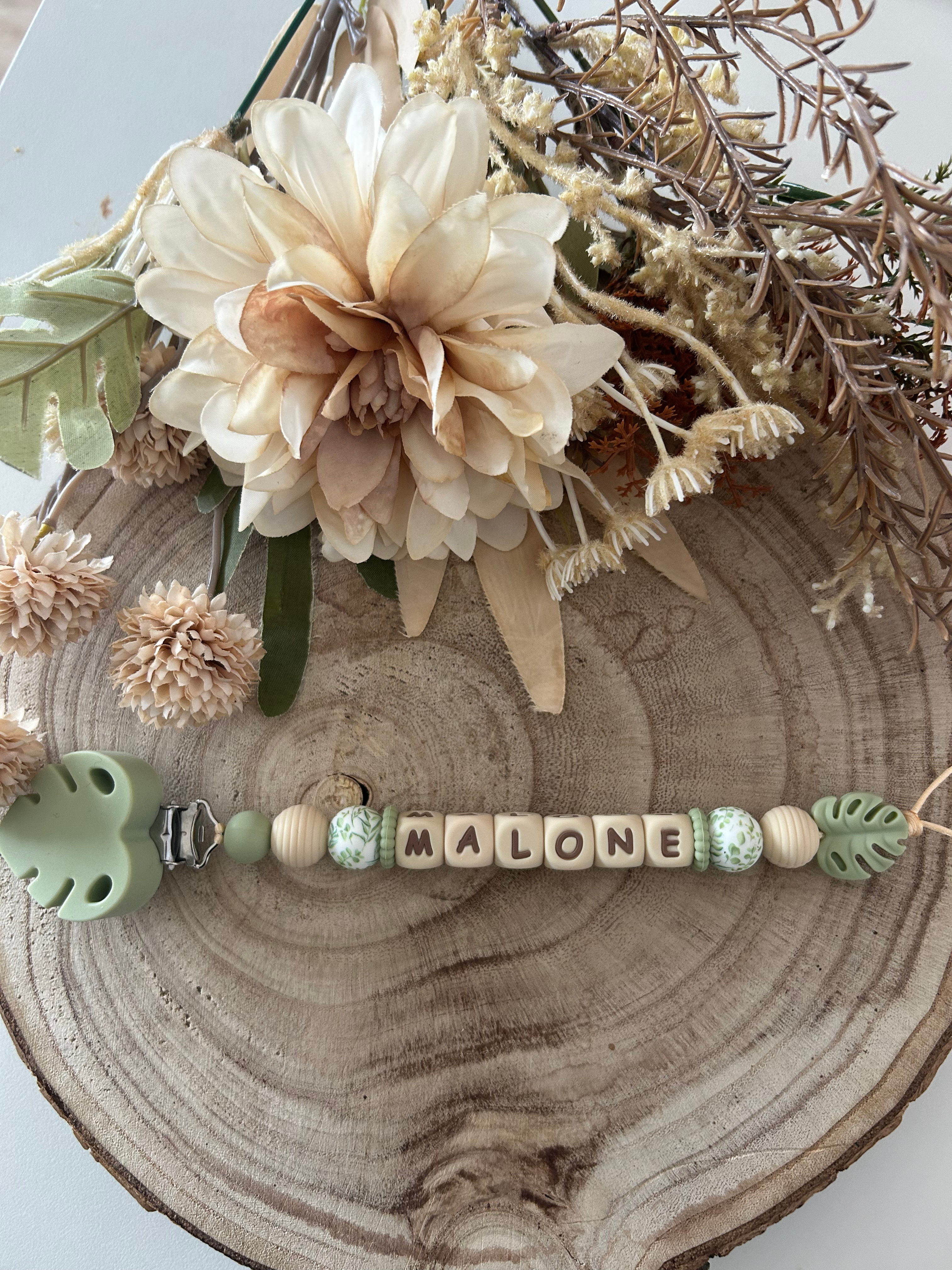 Attache tétine feuille