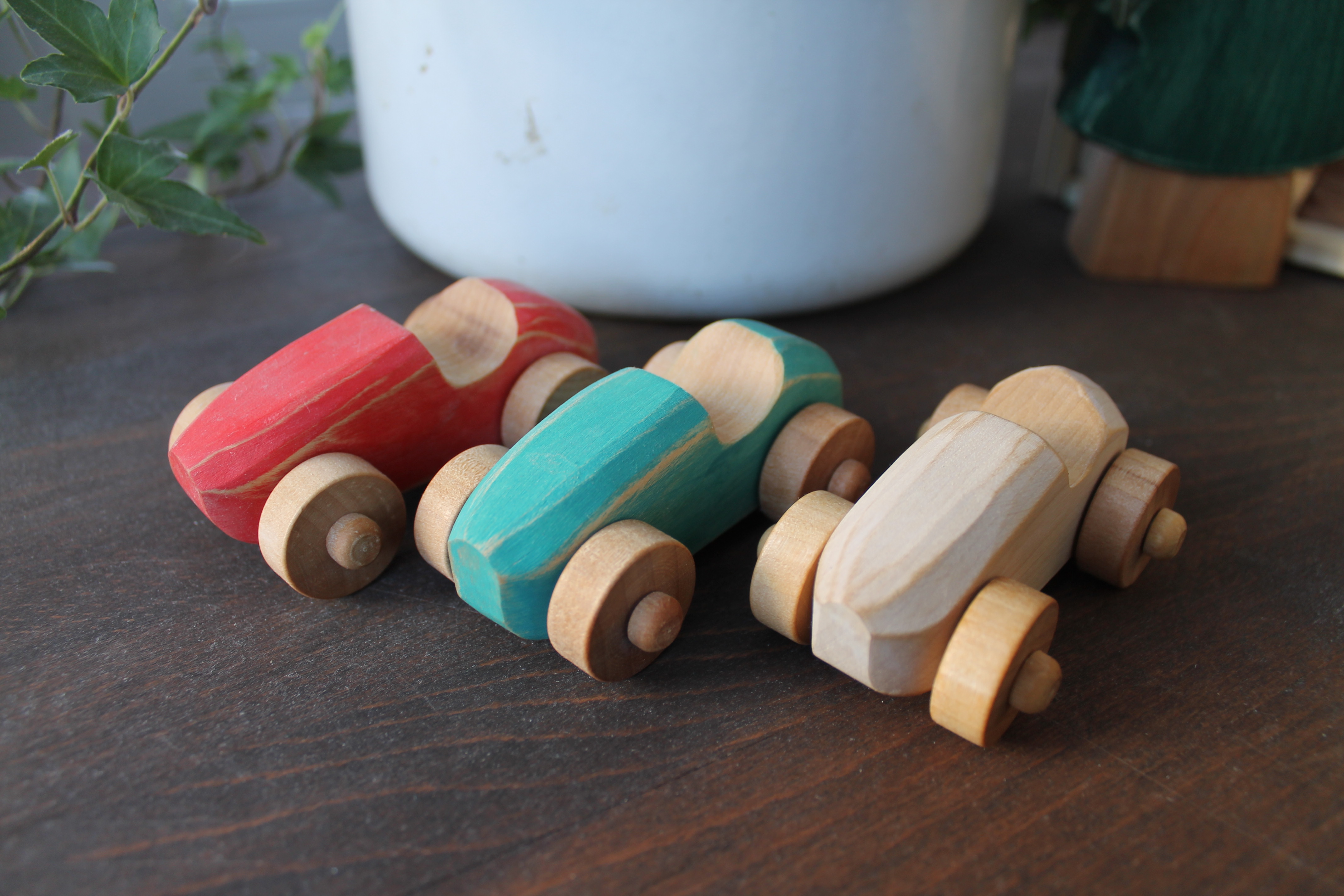 Petite auto en bois recyclé