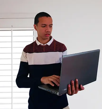 Agent travaillant sur un laptop