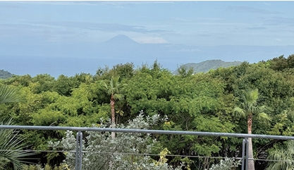 学会会場の部屋から見た富士山と海の風景
