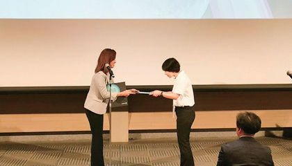国際学会で賞を受賞した中村さん(右)