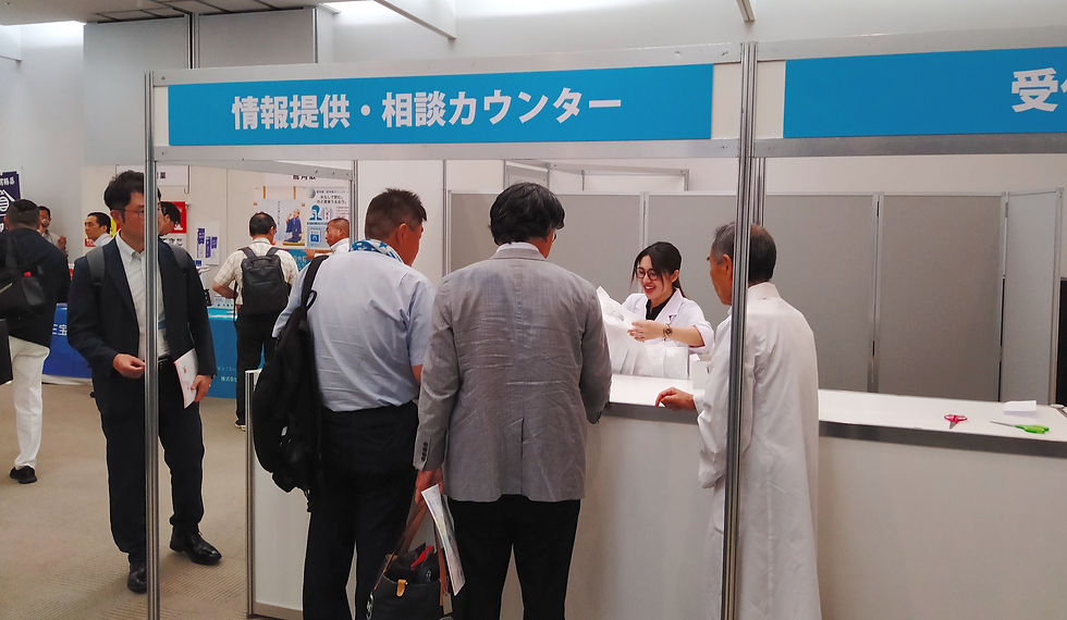 模擬薬局で医薬品のサンプルを提供
