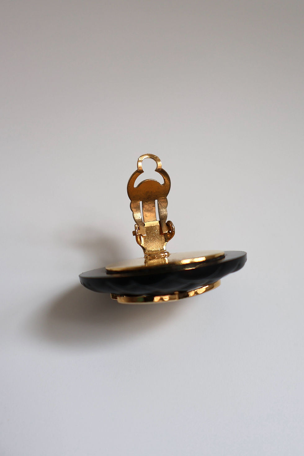 Thumbnail: Chanel 1989-1990 Black Round Quilted Golden Coco Mark Metal Clip-On Earrings