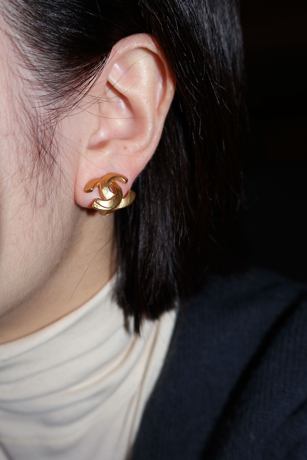 Thumbnail: Chanel 2000 Gold Coco Mark Logo Metal Clip-On Earrings
