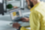 El hombre trabaja en la computadora.