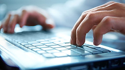 Mãos no teclado de computador