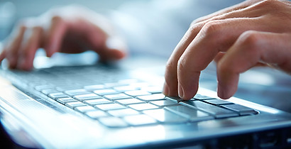 Hände auf Computertastatur