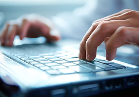 Mains sur un clavier d'ordinateur