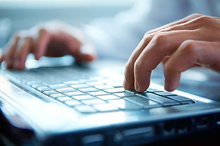Mani sulla tastiera del computer