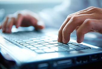 Hände auf Computertastatur