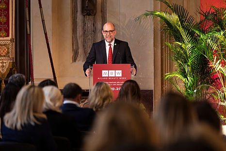 Benedetto Lavino_Presidente Cosmetica Italia_Podio3.jpg