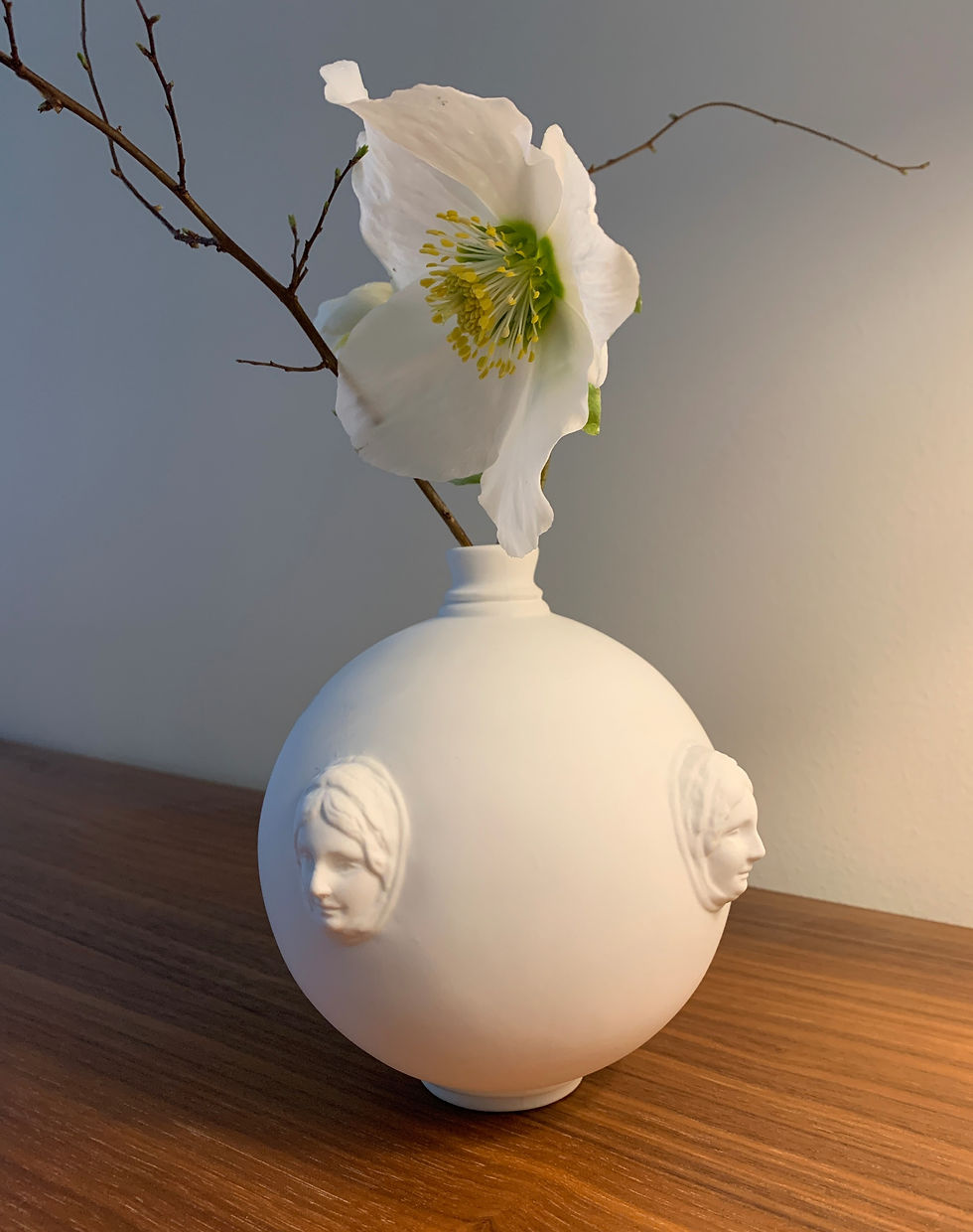 Kugelvase Cameo Luise von Klatt Objects aus Knochenporzellan