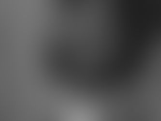 "Femme assise seule dans l’ombre, tête baissée, exprimant la fatigue émotionnelle et la solitude."