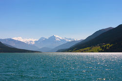 Lago di Resia con vista del ortler