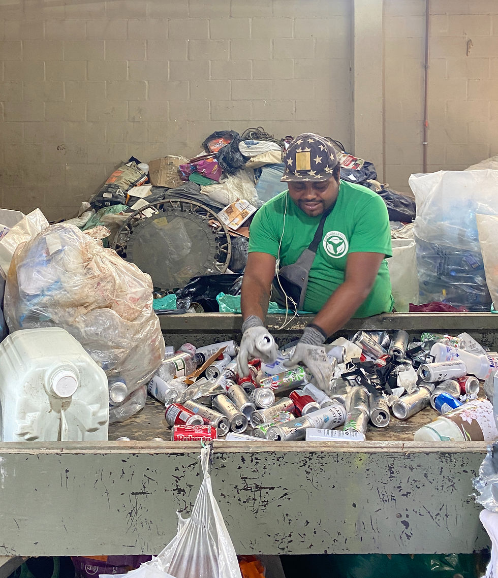 Pessoa separando materiais para reciclagem.