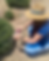 Mujer con sombrero cortando flores de lavanda