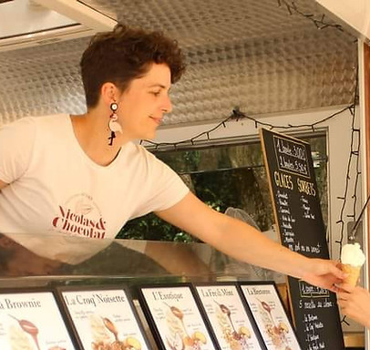 caravane vend des glaces artisanales dans la caravane