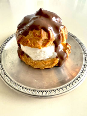 Profiteroles con salsa al cioccolato