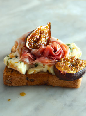 Pane di segale, formaggio erborinato, prosciutto di Parma, fichi, miele