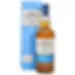 Бутылка виски The Glenlivet Founder's Reserve стоит рядом с упаковкой на фоне нейтральной поверхности.