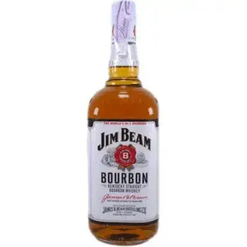 Традиционный американский бурбон Jim Beam в прозрачной бутылке с крупным черным названием бренда на белом фоне.