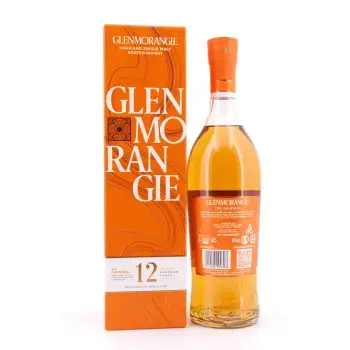 Односолодовый виски Glenmorangie 12 Years Old в прозрачной бутылке с оранжевой крышкой на фоне брендовой упаковки.