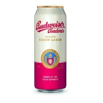 Банка пива Budweiser с красной этикеткой и традиционным логотипом, расположенный на белом фоне.
