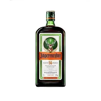 Jagermeister – зеленая бутылка с оленем на этикетке, представляющая популярный травяной ликер.